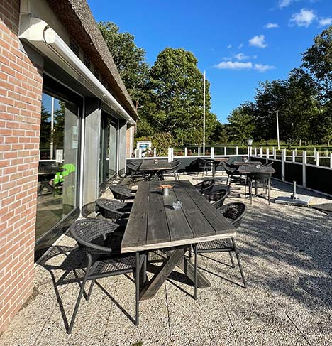 Tuintafel met tuinstoelen bij Golfclub Holthuizen in Roden.